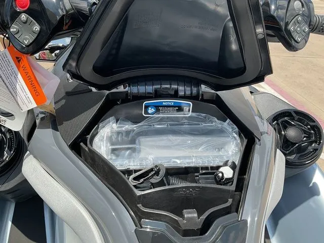 Slide: The Image of Sea-Doo RXT-X 2025 - 16