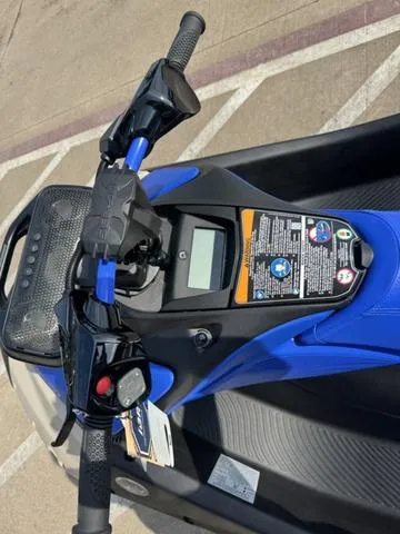 Slide: The Image of Sea-Doo Spark Trixx for 3 2025 - 13