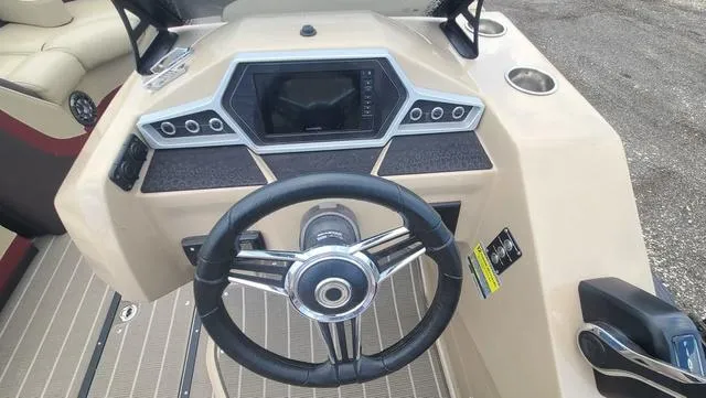 Slide: The Image of Manitou 23 Oasis RF SHP 373 2022 - 10