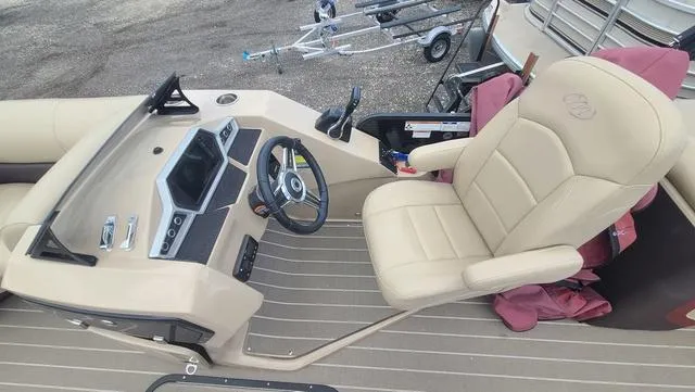 Slide: The Image of Manitou 23 Oasis RF SHP 373 2022 - 11