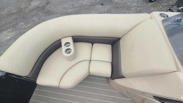 Slide: The Image of Manitou 23 Oasis RF SHP 373 2022 - 12