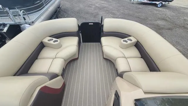 Slide: The Image of Manitou 23 Oasis RF SHP 373 2022 - 13