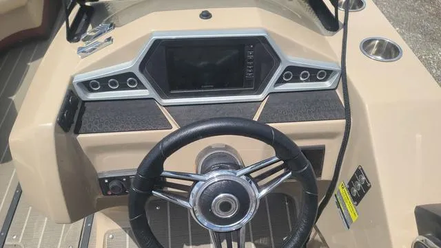 Slide: The Image of Manitou 23 Oasis RF SHP 373 2022 - 14