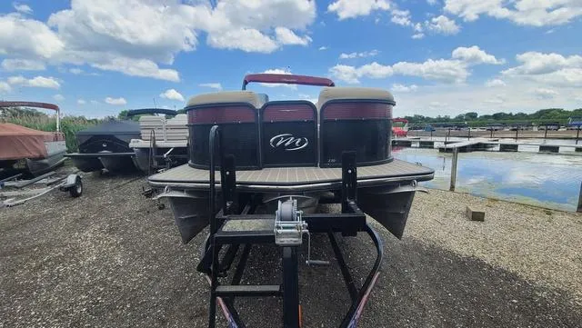 Slide: The Image of Manitou 23 Oasis RF SHP 373 2022 - 3