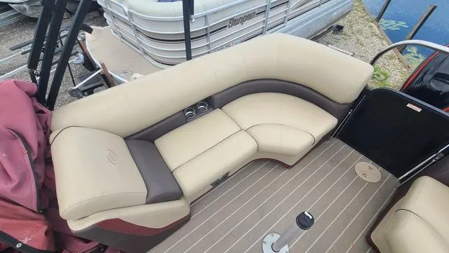 Slide: The Image of Manitou 23 Oasis RF SHP 373 2022 - 7