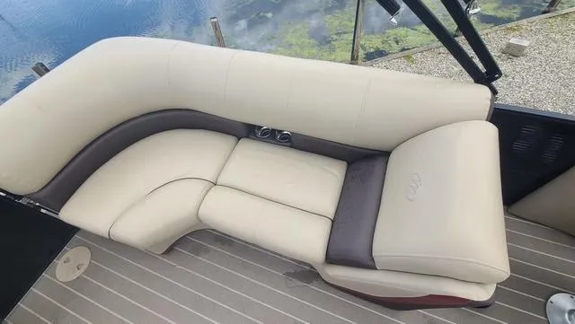 Slide: The Image of Manitou 23 Oasis RF SHP 373 2022 - 8