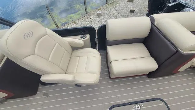 Slide: The Image of Manitou 23 Oasis RF SHP 373 2022 - 9