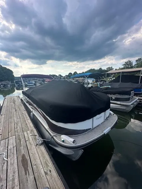 Slide: The Image of 2008 Sun Tracker PARTY BARGE 25 Regency Edition docked with cover under cloudy sky. - 4