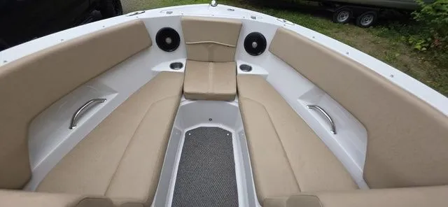 Slide: The Image of Four Winns 210 Horizon 2013 - 15