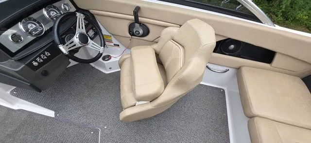 Slide: The Image of Four Winns 210 Horizon 2013 - 22