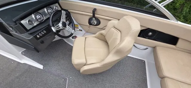 Slide: The Image of Four Winns 210 Horizon 2013 - 23