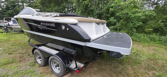 Slide: The Image of Four Winns 210 Horizon 2013 - 3