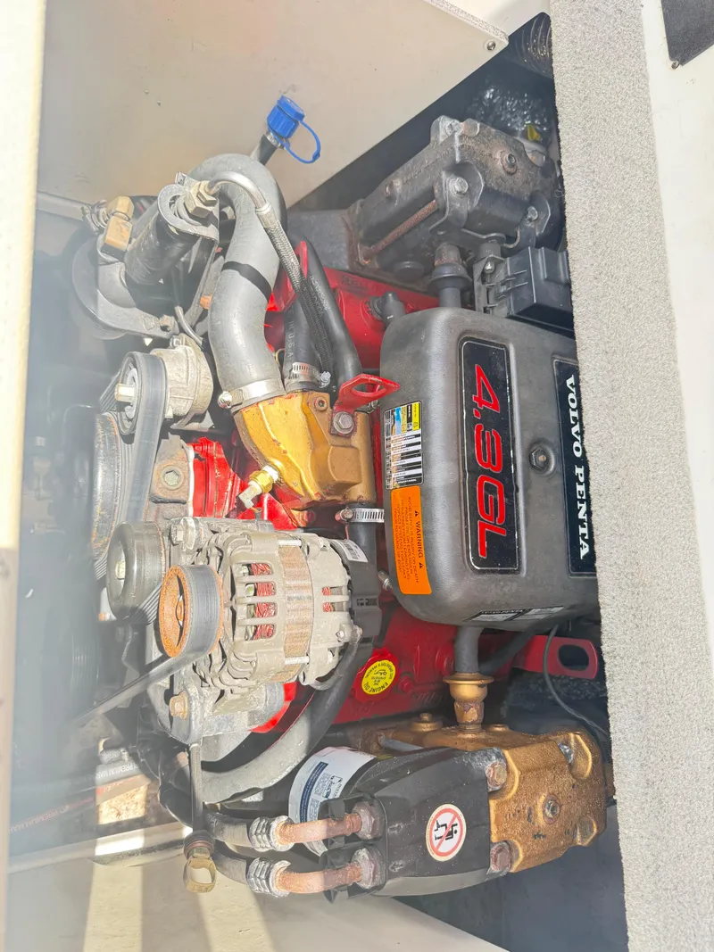 Slide: The Image of Volvo Penta 4.3GL engine in 2007 Chaparral 190 SSi boat. - 16