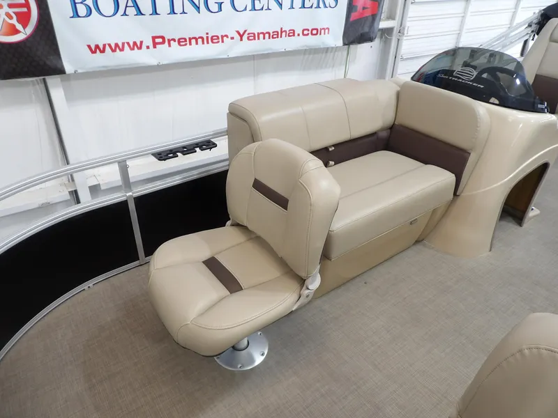 Slide: The Image of Sun Tracker Fishin' Barge 20 DLX 2019 - 10