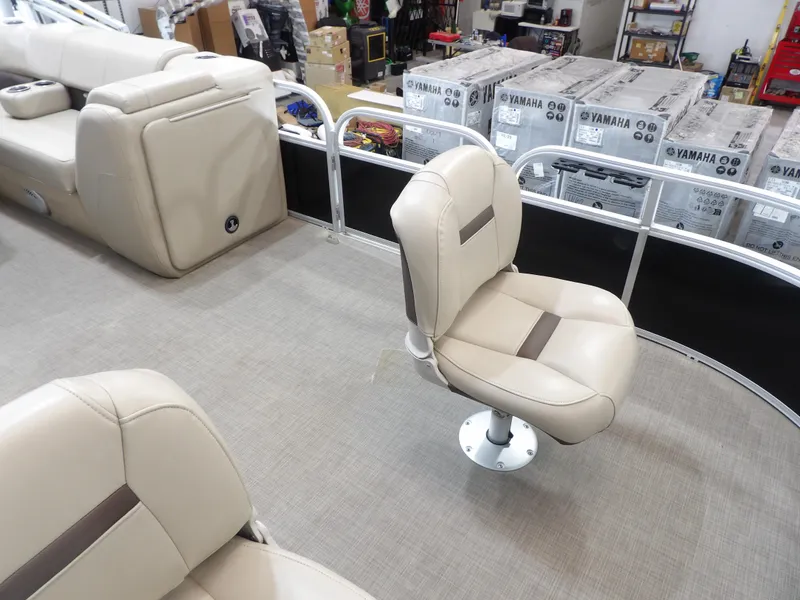 Slide: The Image of Sun Tracker Fishin' Barge 20 DLX 2019 - 11