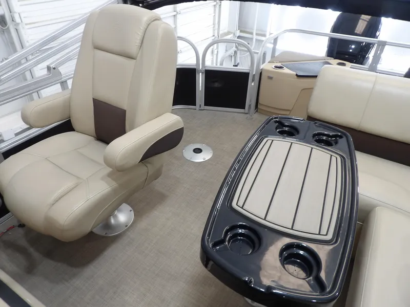 Slide: The Image of Sun Tracker Fishin' Barge 20 DLX 2019 - 15