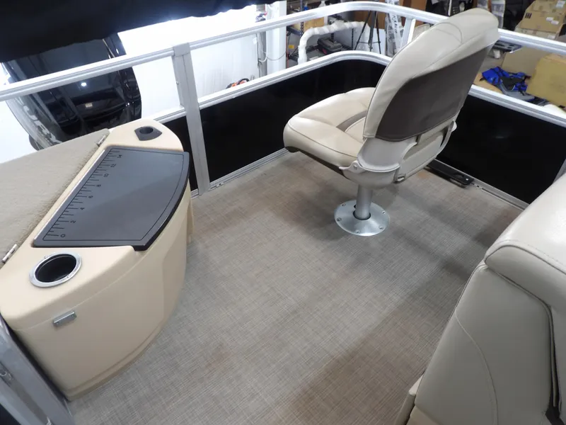 Slide: The Image of Sun Tracker Fishin' Barge 20 DLX 2019 - 17