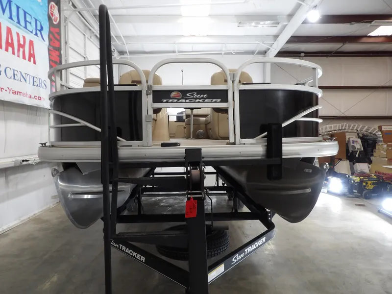 Slide: The Image of Sun Tracker Fishin' Barge 20 DLX 2019 - 8
