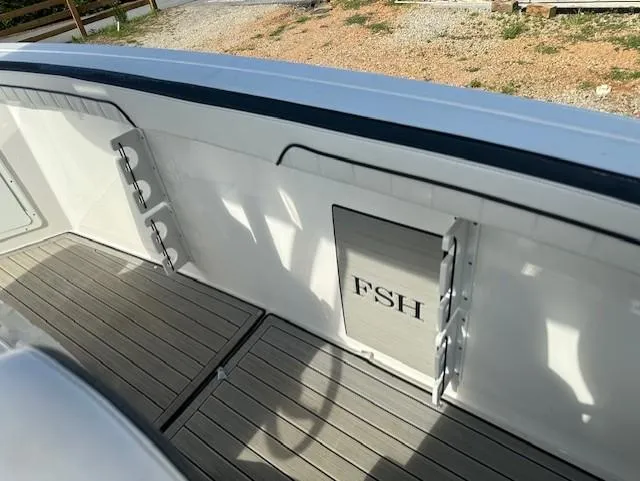 Slide: The Image of 2022 Yamaha Boats 255 FSH Sport E deck with storage compartment. - 11
