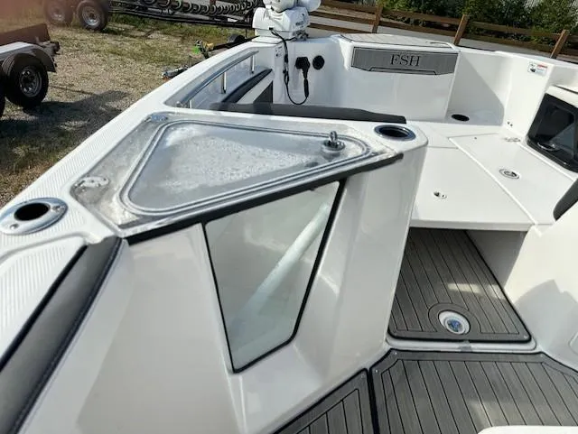 Slide: The Image of 2022 Yamaha Boats 255 FSH Sport E interior with sleek design and modern features. - 14