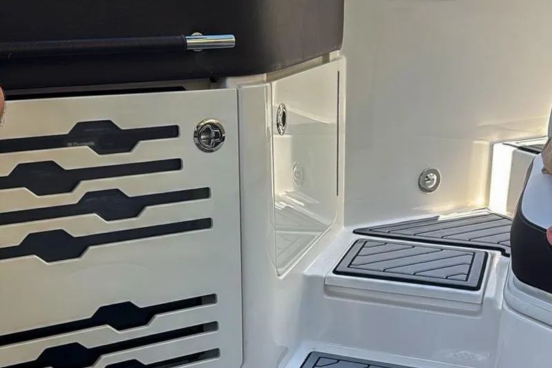 Slide: The Image of Sea Ray SLX 310 2018 - 15