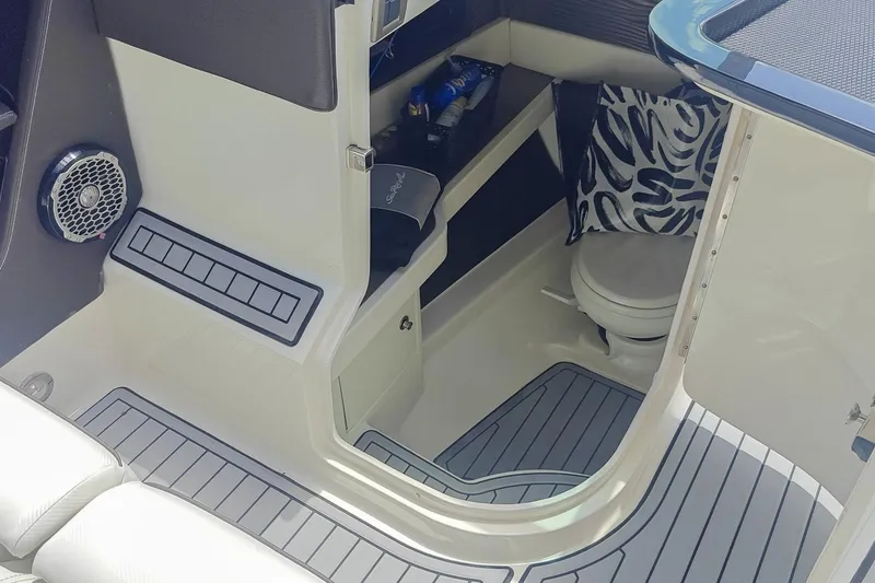 Slide: The Image of Sea Ray SLX 310 2018 - 17