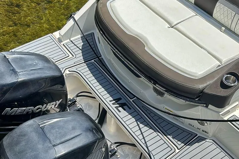 Slide: The Image of Sea Ray SLX 310 2018 - 9