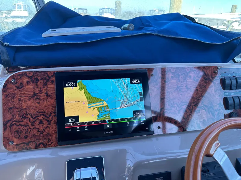 Slide: The Image of Dashboard of a 2004 Wellcraft 3700 Martinique with GPS navigation display. - 15