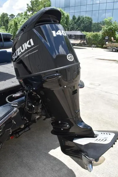 Slide: The Image of Outboard motor on a 1997 Stratos 282 DC boat, featuring a Suzuki 140 horsepower engine. - 4