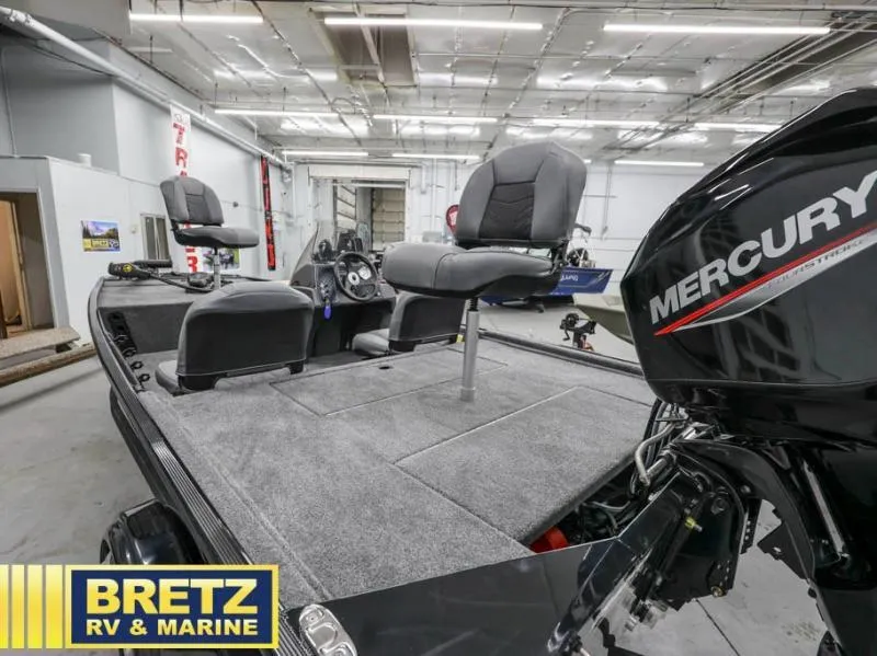 Slide: The Image of Tracker Bass Tracker Classic XL 2025 - 11