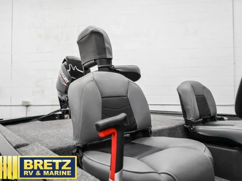 Slide: The Image of Tracker Bass Tracker Classic XL 2025 - 12