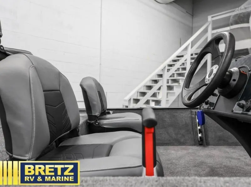 Slide: The Image of Tracker Bass Tracker Classic XL 2025 - 13