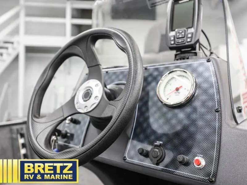 Slide: The Image of Tracker Bass Tracker Classic XL 2025 - 14