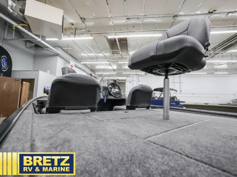 Slide: The Image of Tracker Bass Tracker Classic XL 2025 - 16