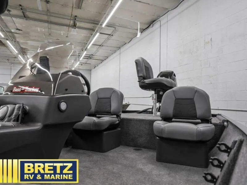 Slide: The Image of Tracker Bass Tracker Classic XL 2025 - 21