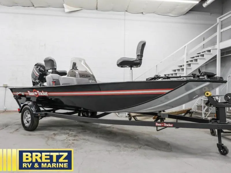 Slide: The Image of Tracker Bass Tracker Classic XL 2025 - 3