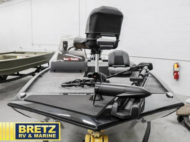 Slide: The Image of Tracker Bass Tracker Classic XL 2025 - 4