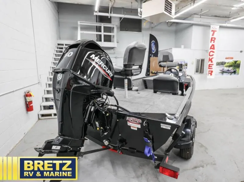 Slide: The Image of Tracker Bass Tracker Classic XL 2025 - 6