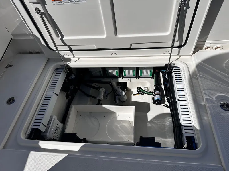 Slide: The Image of Boston Whaler 330 Outrage 2026 - 30