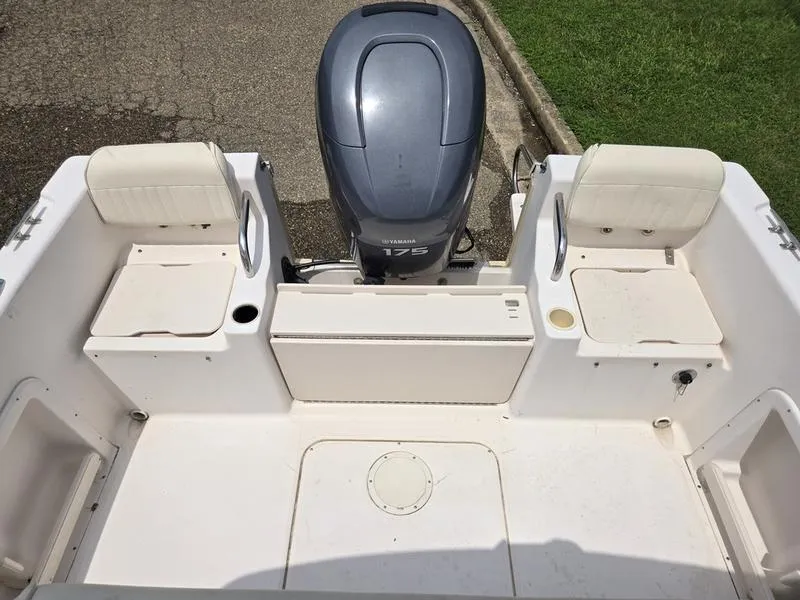 Slide: The Image of 2002 Grady-White 209 ESCAPE boat with Yamaha 175 engine, featuring dual seating. - 15