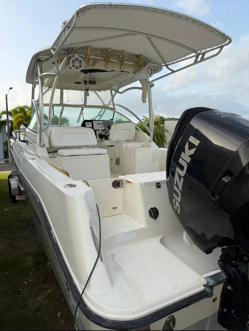 Slide: The Image of 2008 Hydra-Sports Vector 2800 WA boat with Suzuki engine, docked on grass. - 3