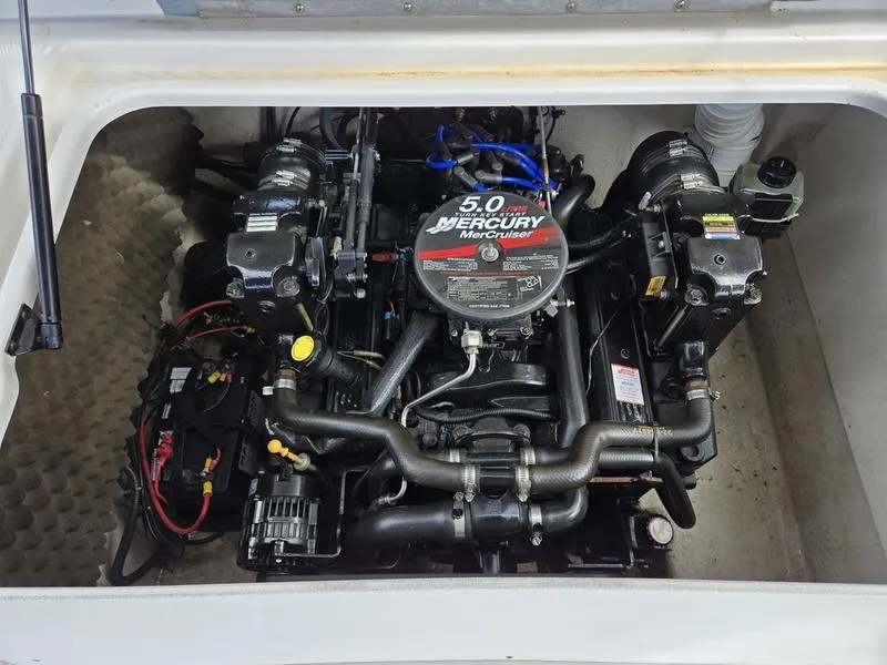 Slide: The Image of 2006 Tahoe Q6 boat engine, 5.0 Mercury MerCruiser, detailed view. - 18