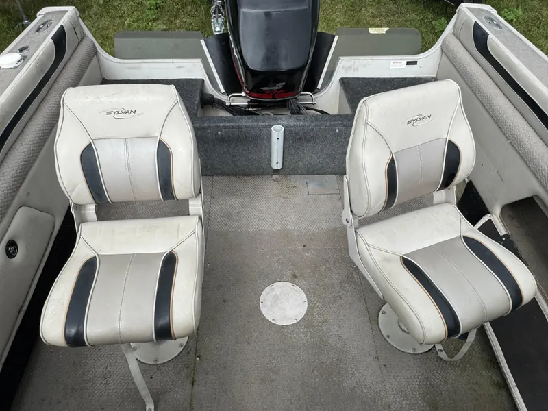 Slide: The Image of Two white and black boat seats in a 2000 Sylvan 1900 Excursion. - 12