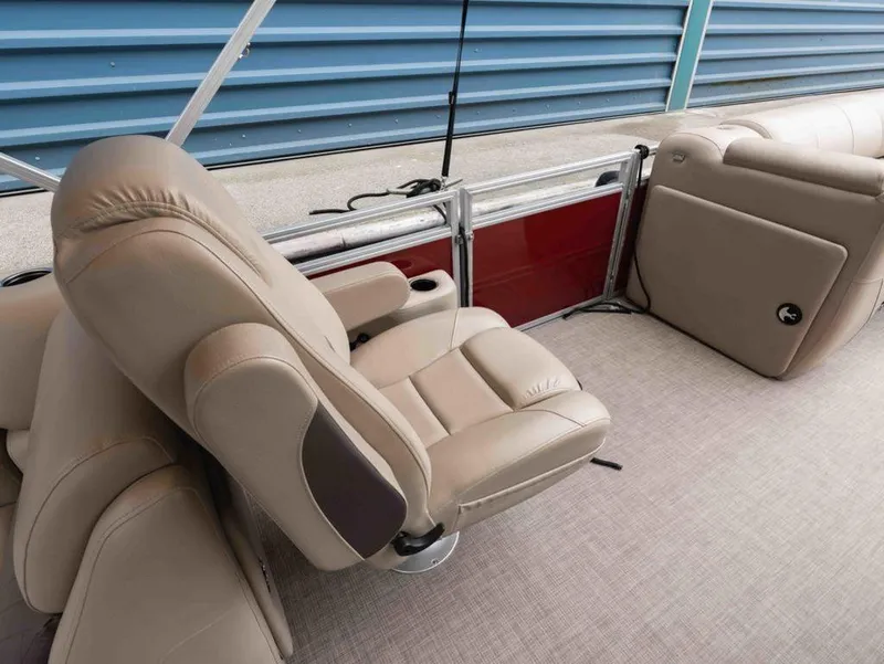 Slide: The Image of Sun Tracker Party Barge 22DLX 2024 - 9