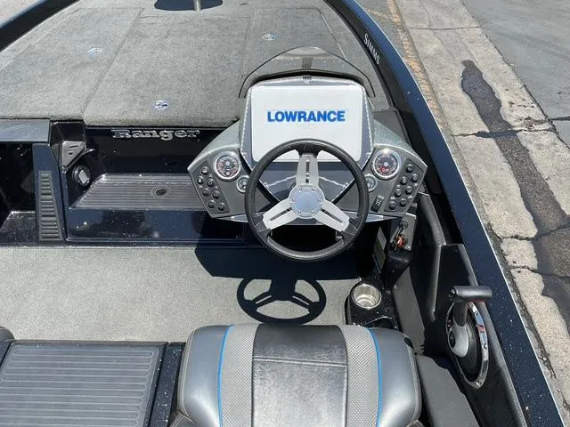 Slide: The Image of 2015 Ranger Z119C Comanche boat cockpit with Lowrance navigation system. - 10