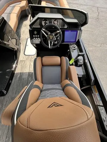 Slide: The Image of Viaggio D26UWA Tri-Toon (27" Tubes) 2025 - 10