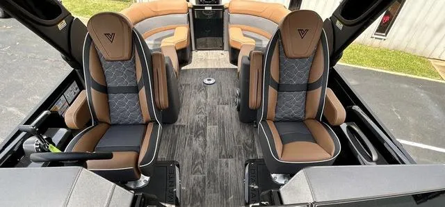 Slide: The Image of Viaggio D26UWA Tri-Toon (27" Tubes) 2025 - 11