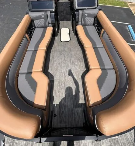 Slide: The Image of Viaggio D26UWA Tri-Toon (27" Tubes) 2025 - 12