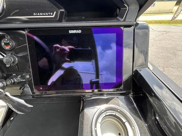 Slide: The Image of Viaggio D26UWA Tri-Toon (27" Tubes) 2025 - 14