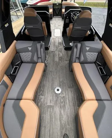 Slide: The Image of Viaggio D26UWA Tri-Toon (27" Tubes) 2025 - 5